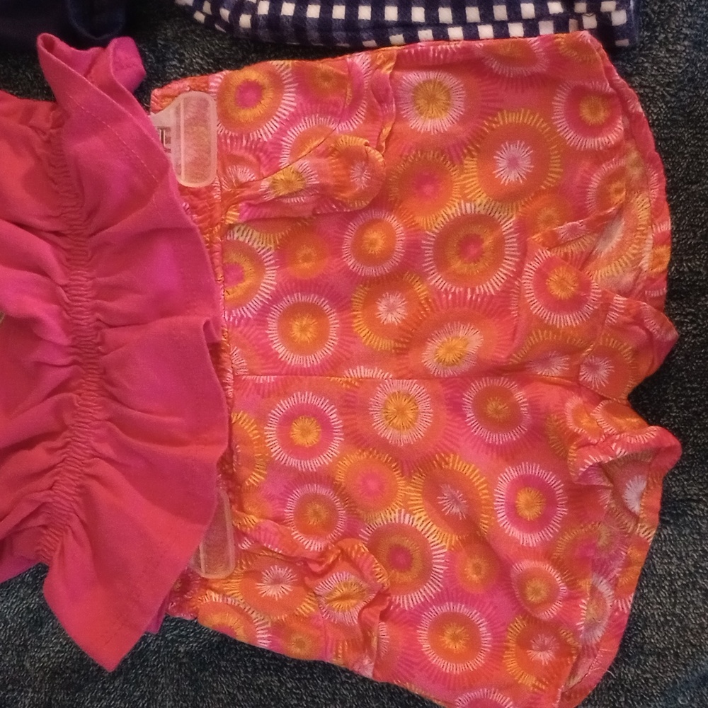 EUC 2 Outfits Girls Summer Lot Size 24M / 2T Flowers Plaid - Picture 3 of 5